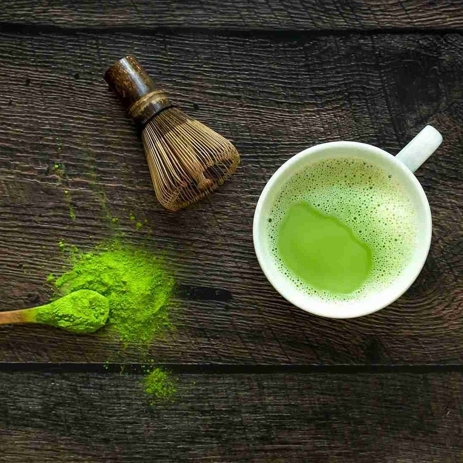 What are the different grades of matcha and how do they differ in taste